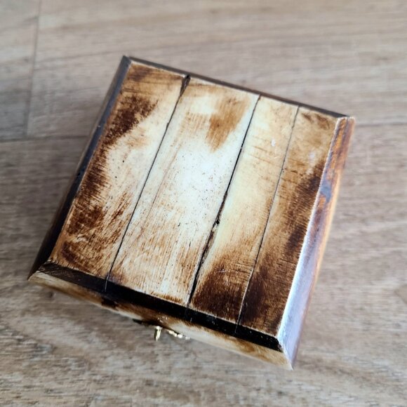 Vintage bone jewelry/trinket box with brass elephant. - Picture 11 of 11